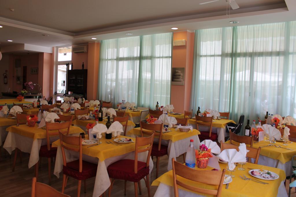 Hotel Madrid Cattolica Exterior photo