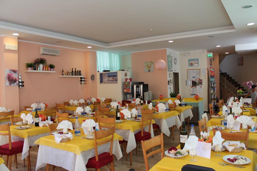 Hotel Madrid Cattolica Exterior photo