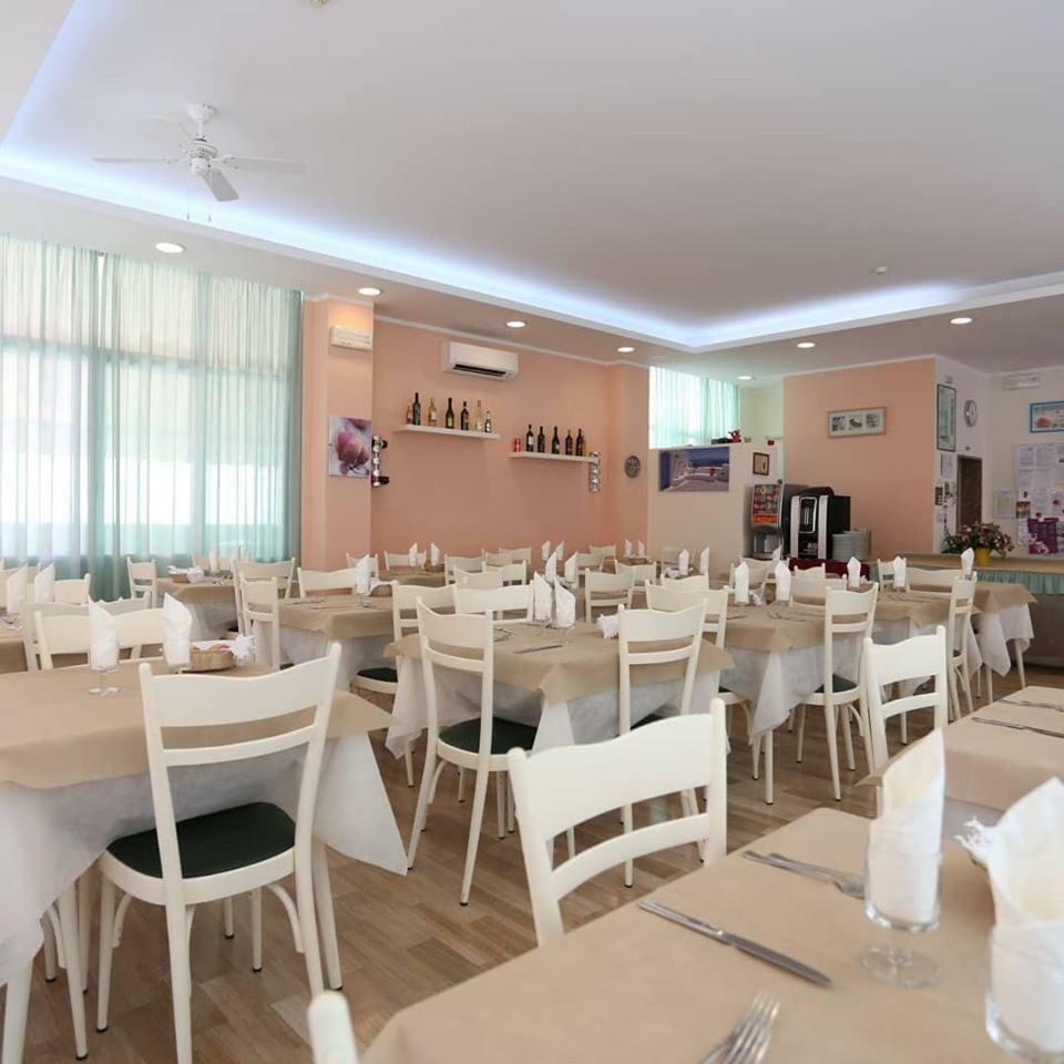 Hotel Madrid Cattolica Exterior photo